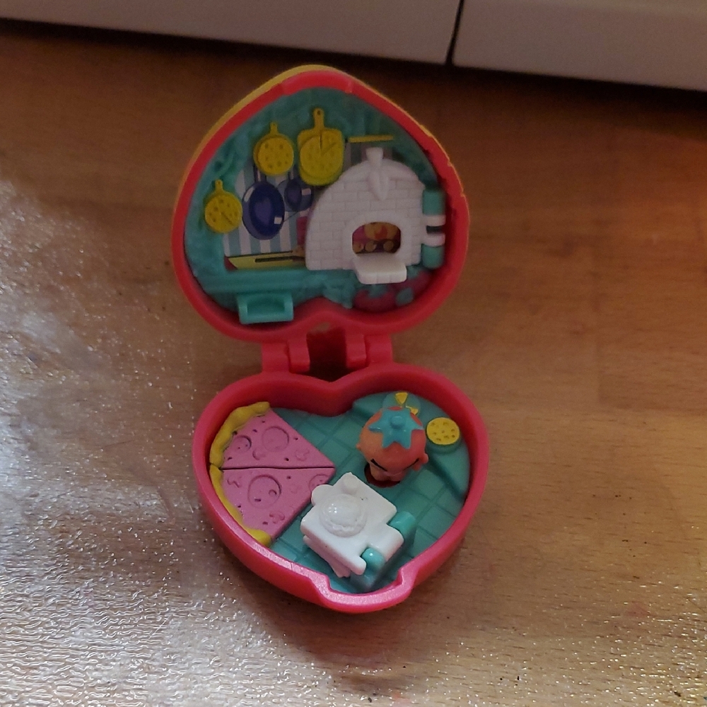Shopkins Lil' Secrets Locket with Teeny Shopkin